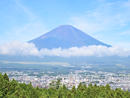 御殿場市の街並みと富士山の風景