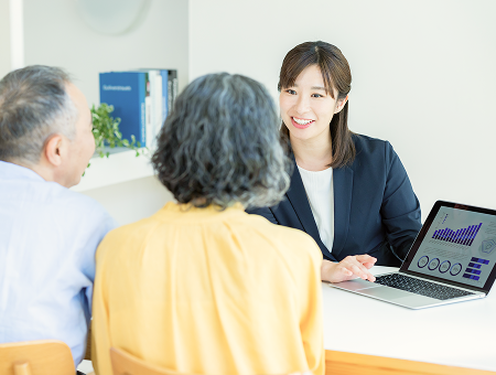 担当スタッフがお客様と打ち合わせをしている様子